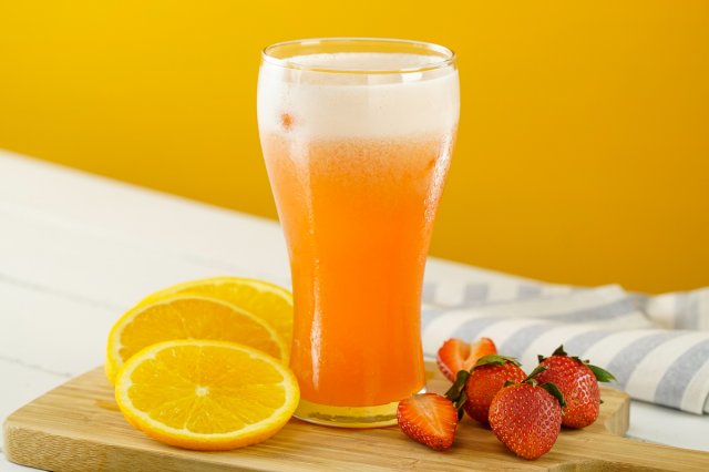 Agua de fresas con naranjas