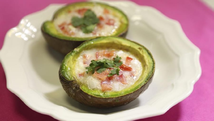 Aguacate Horneado Relleno de Claras y Jitomate