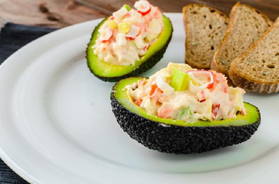 Aguacate Relleno de Ensalada Cremosa de Surimi