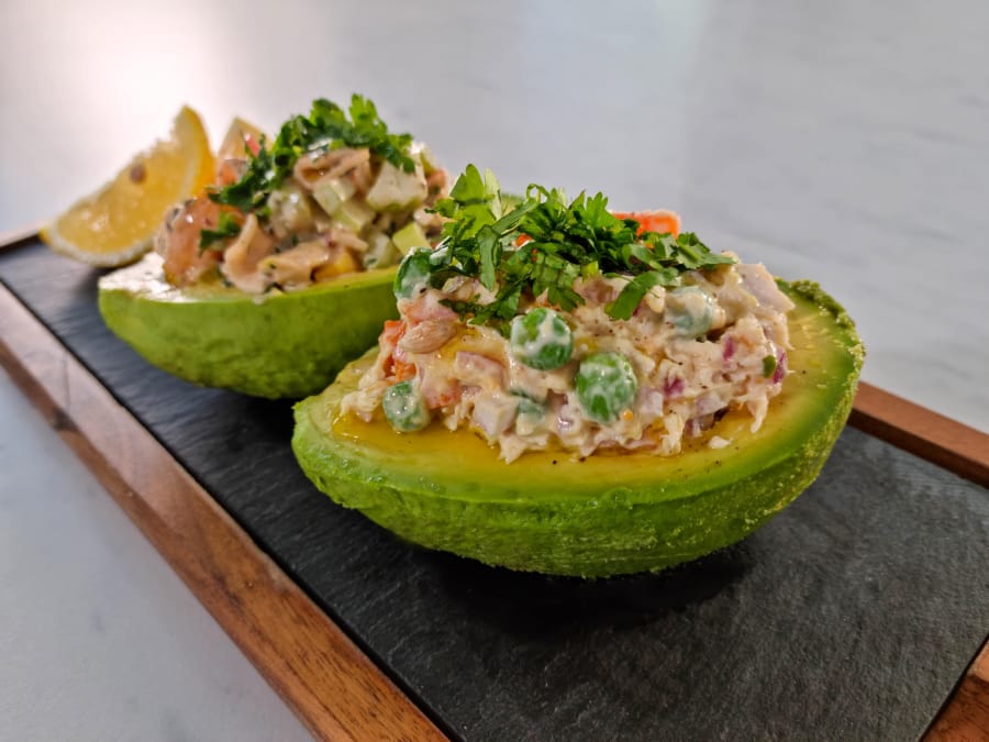 Aguacate Relleno De Pollo Con Sal Y Azucar
