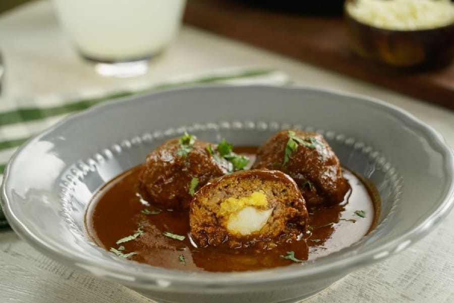 Albóndigas con Huevo en Salsa de Chile Pasilla