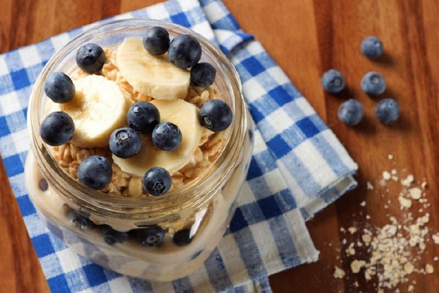 Avena fácil para llevar con Mora Azul y Plátano | Con Sal y Azucar