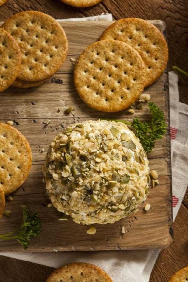 Bola de Queso Rellena de Pico de Gallo Empanizada con Tostitos