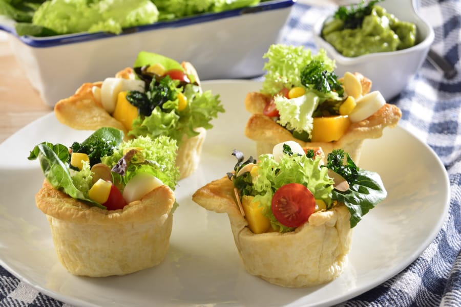 Bowls de Hojaldre con Ensalada y Aderezo de Aguacate