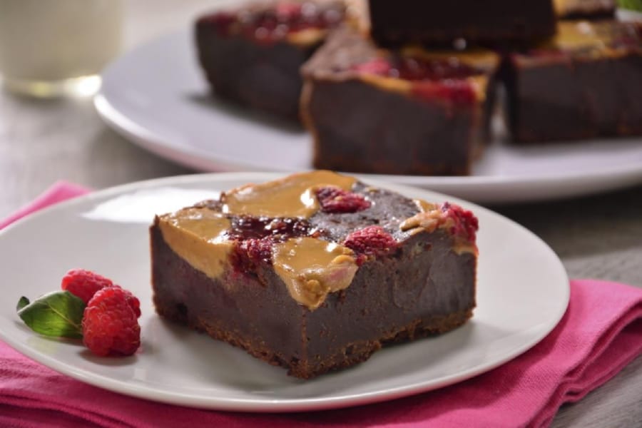 Brownies con Cubierta de Mantequilla de Cacahuate y Mermelada de Frambuesas