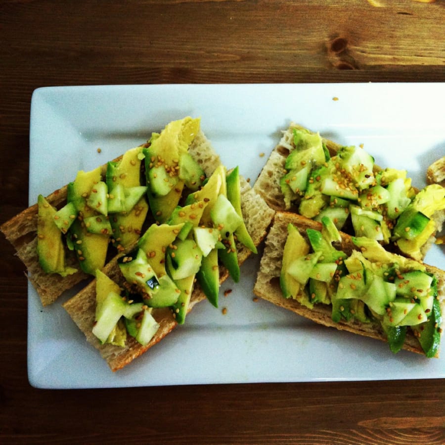 Bruschetta de Aguacate Oriental