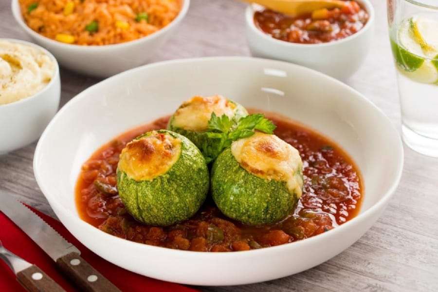 Calabazas Rellenas de Pollo en Salsa Roja 