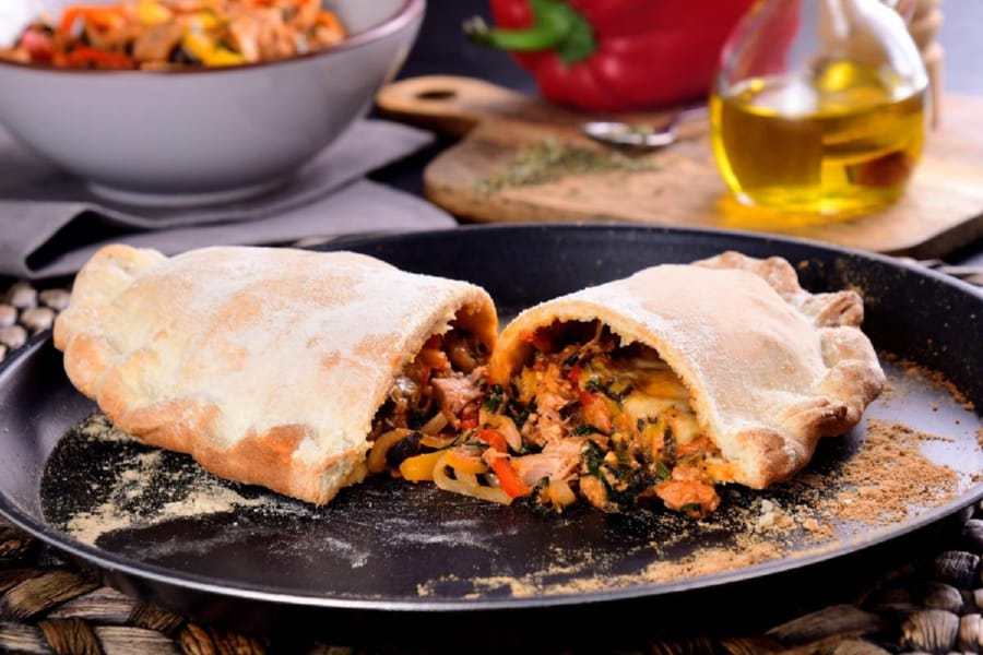 Calzone de Atún con Pimientos