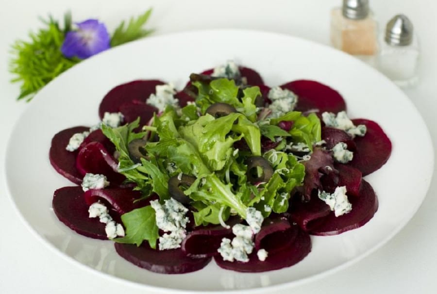 Carpaccio de Betabel con Queso de Cabra y Arúgula