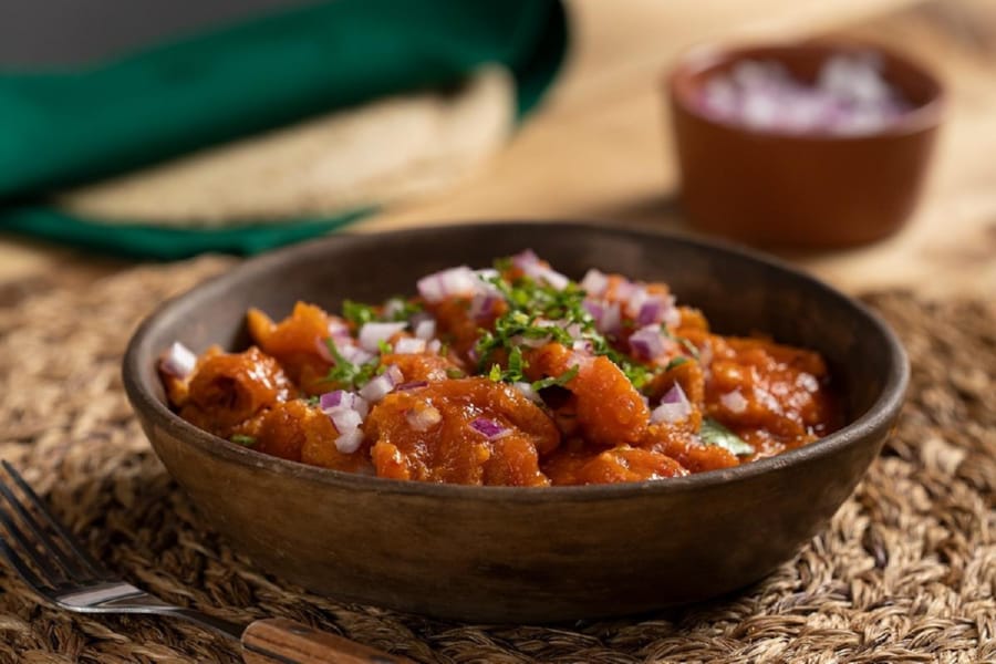 Chicharrón en Salsa Roja con Chile de Árbol