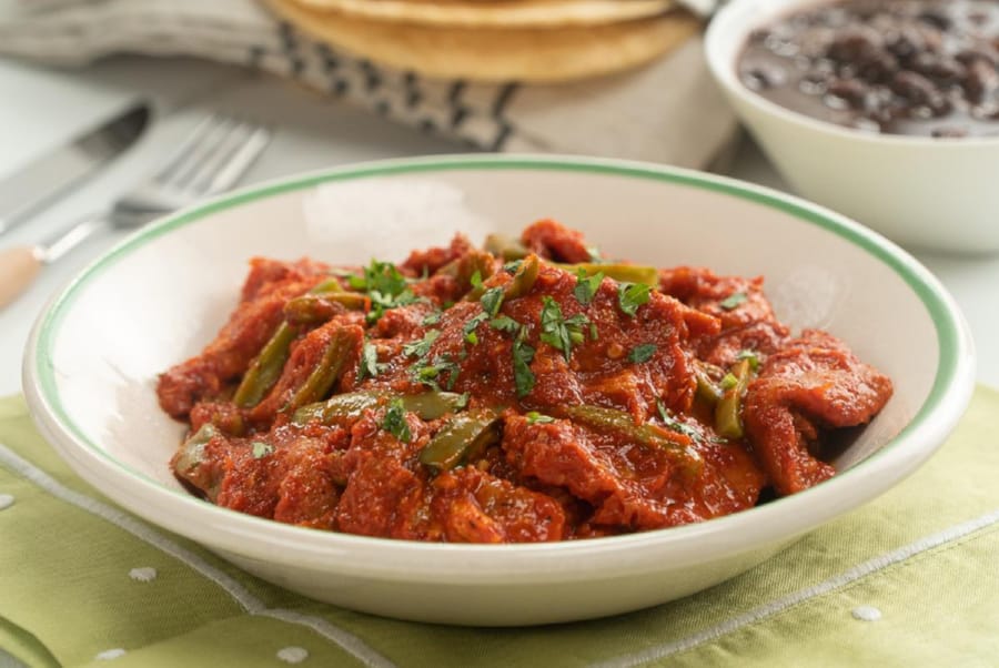 Chicharrón en Salsa Roja con Nopales