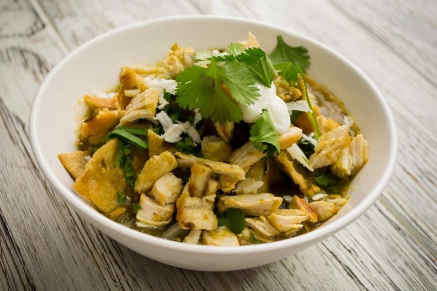 Chilaquiles Ligeros con Pollo