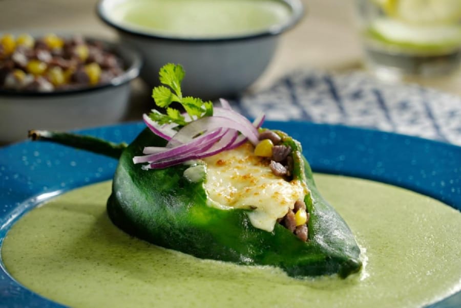 Chile Relleno de Cecina en Salsa de Cilantro