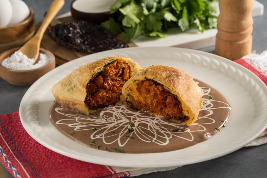 Chiles Rellenos de Chicharrón en Salsa de Frijol