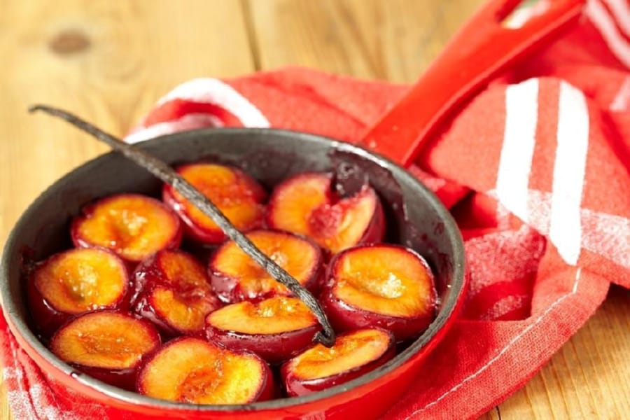 Ciruelas Asadas con Naranja, Vainilla y Pistaches