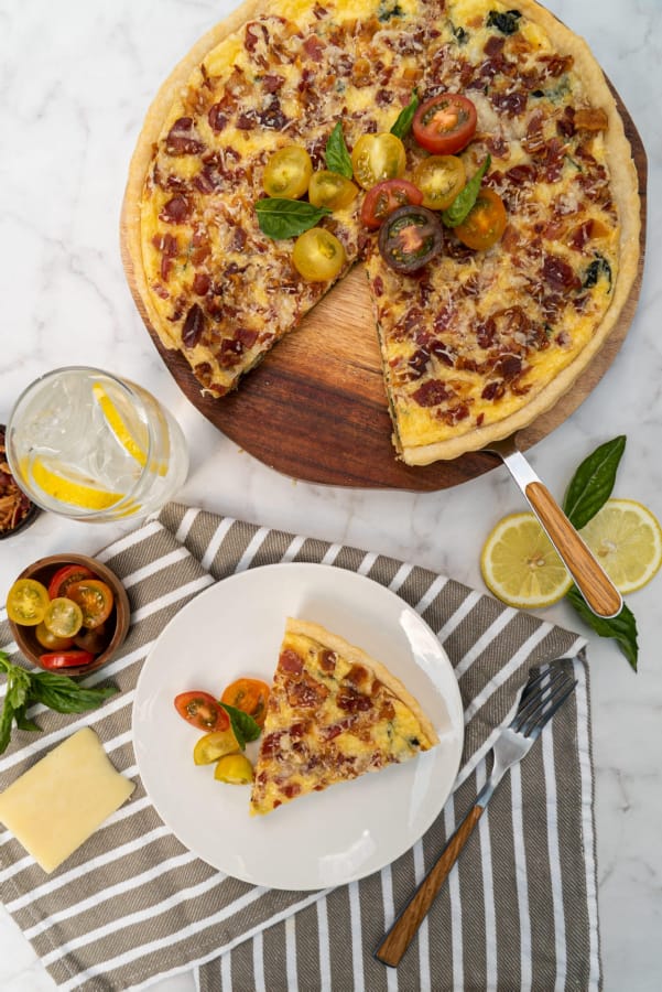 Cómo hacer tarta salada de tocino, gruyere y espinaca