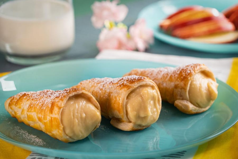 Conos de Hojaldre Rellenos con Crema Pastelera