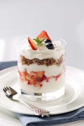 Copas de Yogurt con Granola y Frutas