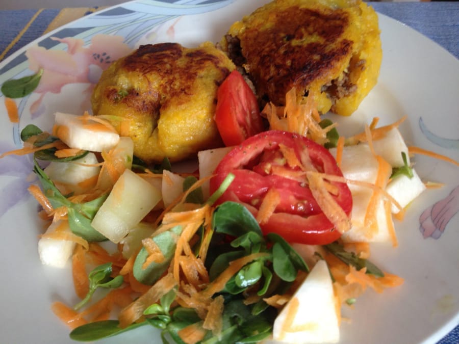 Croquetas de plátano macho rellenas de picadillo