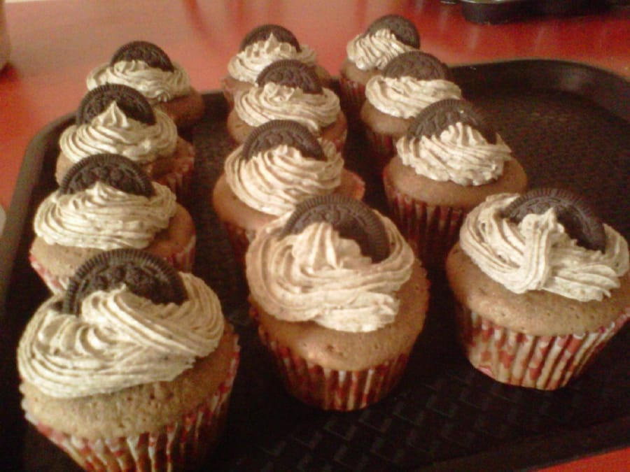 Cupcakes de Chocolate con Crema de Oreo | Con Sal y Azucar