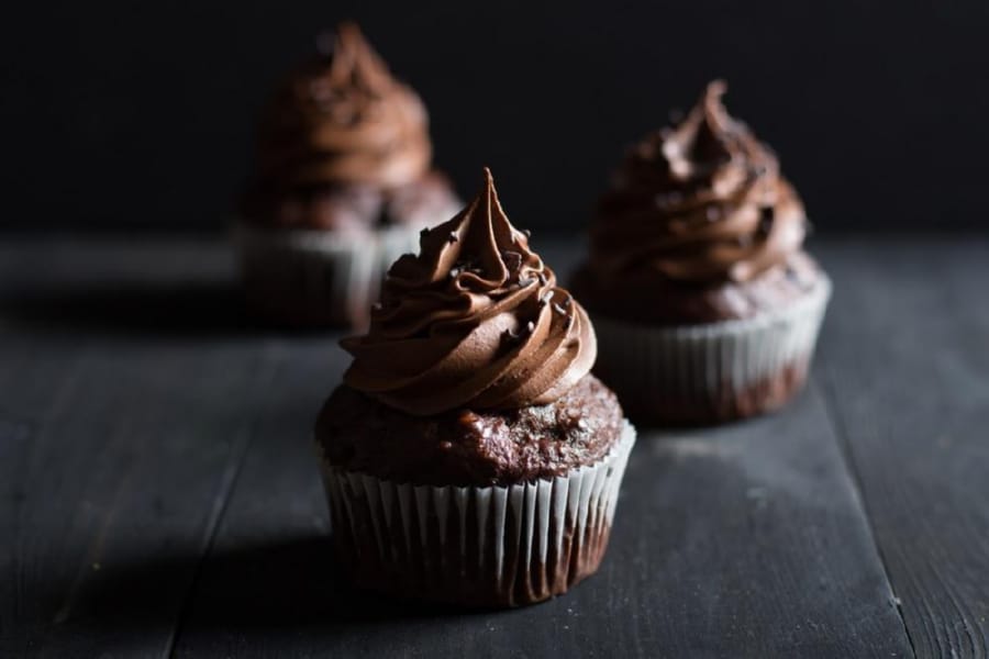 Cupcakes de Chocolate Húmedos con Betún de Chocolate | Con Sal y Azucar