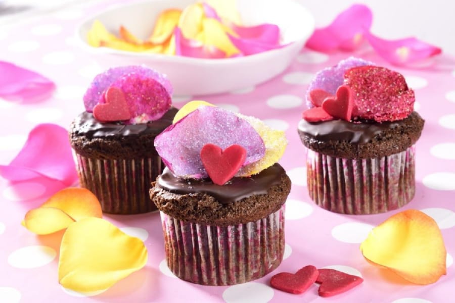 Cupcakes de Chocolate Rellenos, con Pétalos de Rosas Cristalizados