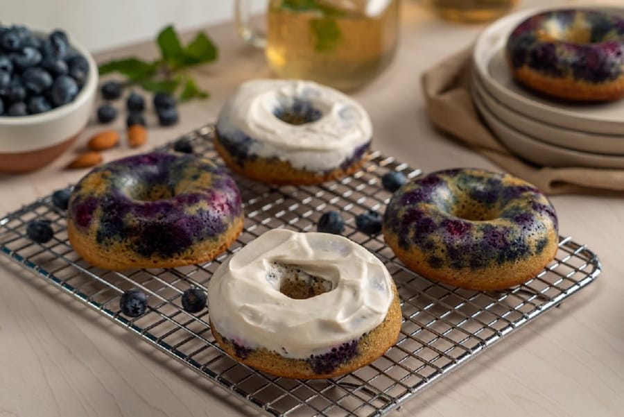 Donas Keto Rellenas de Mora Azul