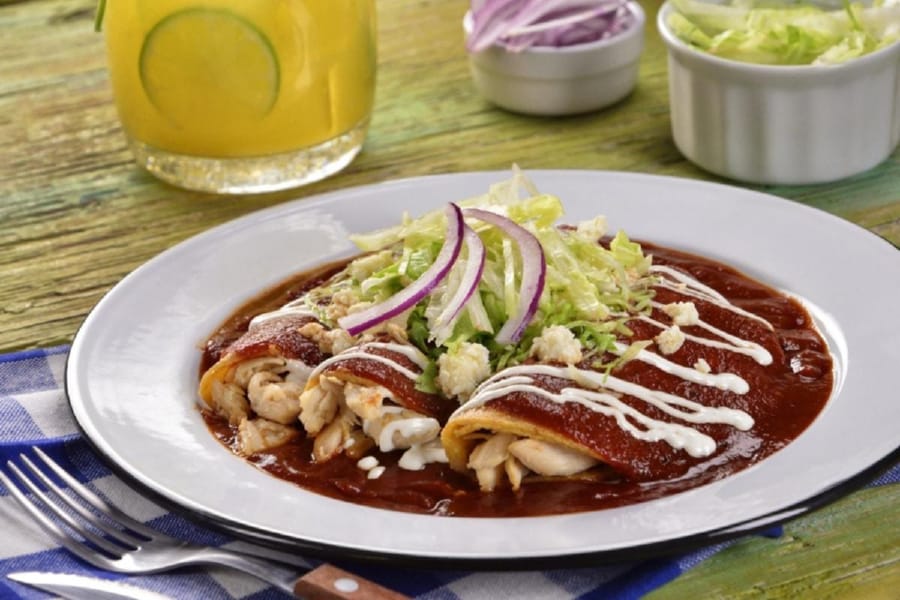 Enchiladas con Salsa Roja y Pollo