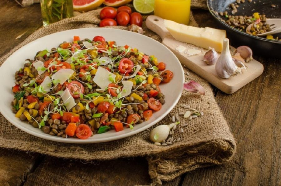 Ensalada Caliente de Lentejas con Verduras Rostizadas
