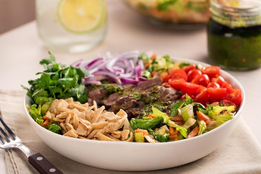 Ensalada con Arrachera y Chimichurri de Espinaca  