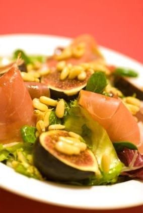 Ensalada con Higos y Jamón Serrano con Aderezo Balsámico