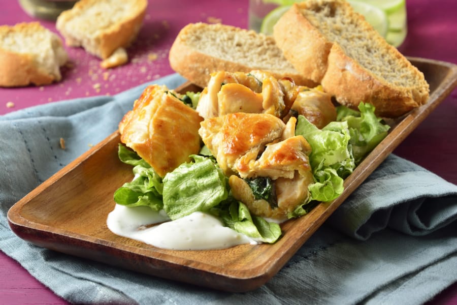 Ensalada con Pollo y Aderezo de Albahaca