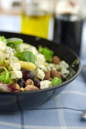 Ensalada con Uva, Queso y Pinon