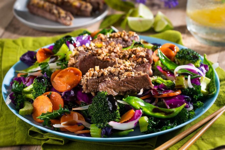 Ensalada de Filete de Res con Costra de Semillas