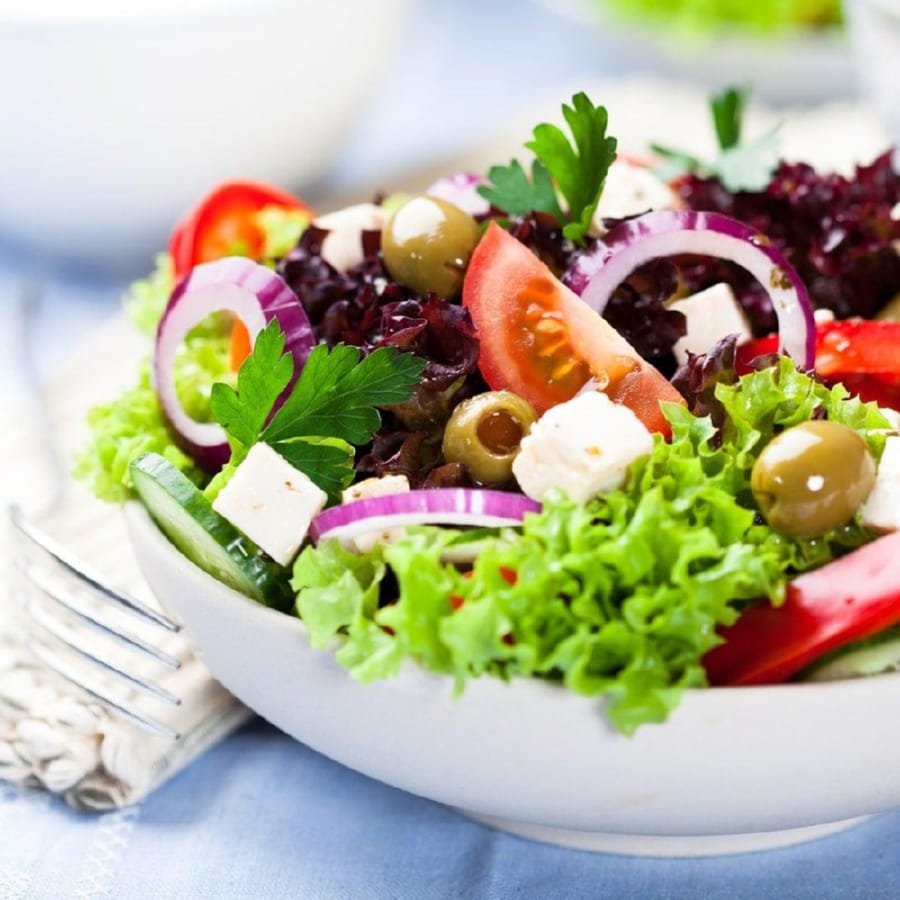 Ensalada de Pollo Mediterránea