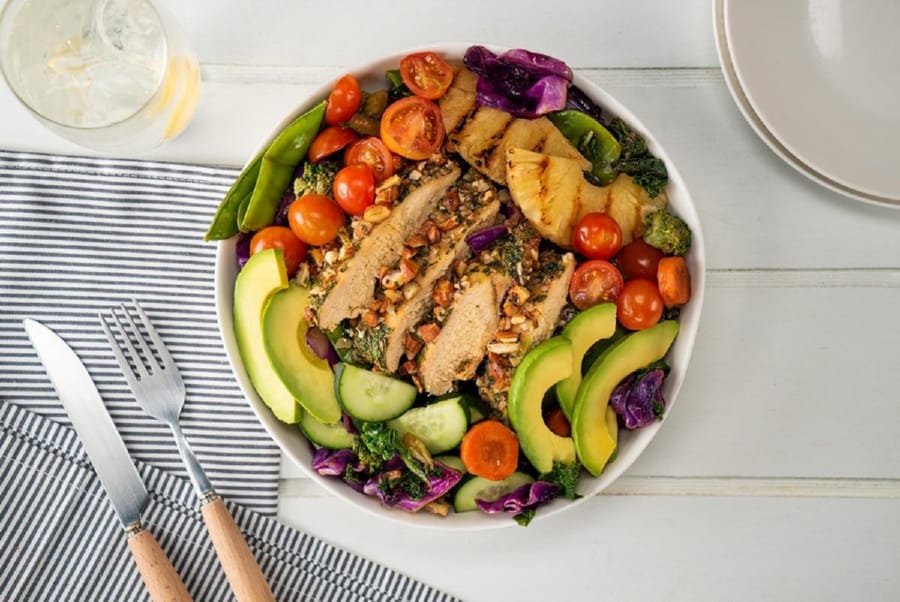 Ensalada Teriyaki con Pollo Crujiente de Almendras 