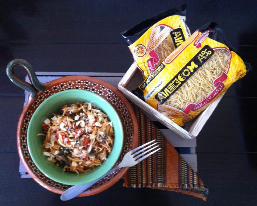 Fideo Seco con Tomate Deshidratado, Hojas de Espinaca y un Toque de Almendra