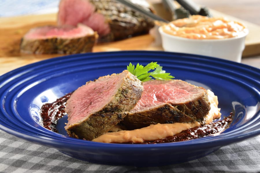 Filete de Res con Puré de Camote y Salsa de Chile Mulato