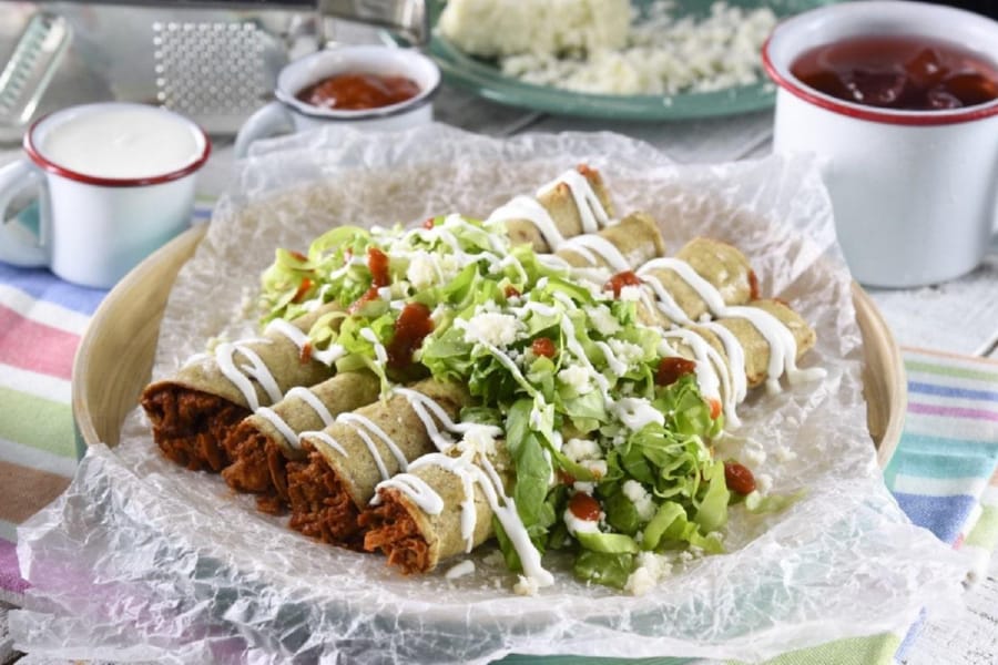 Flautas de Pollo con Tortilla de Nopal