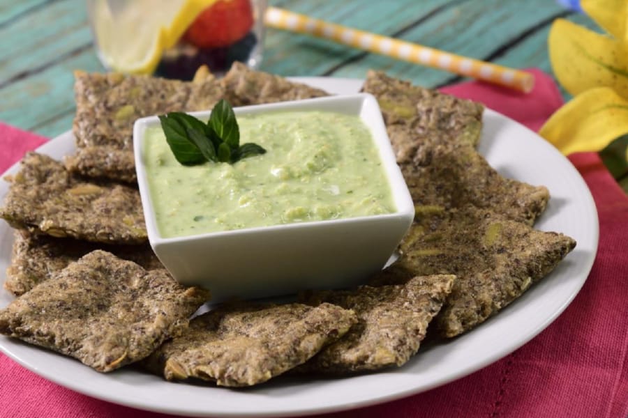 Galletas de Chía con Dip de Aguacate Vegano