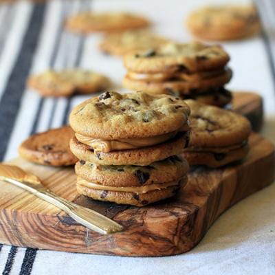 Galletas de Chocolate Chips con Crema de Cacahuate