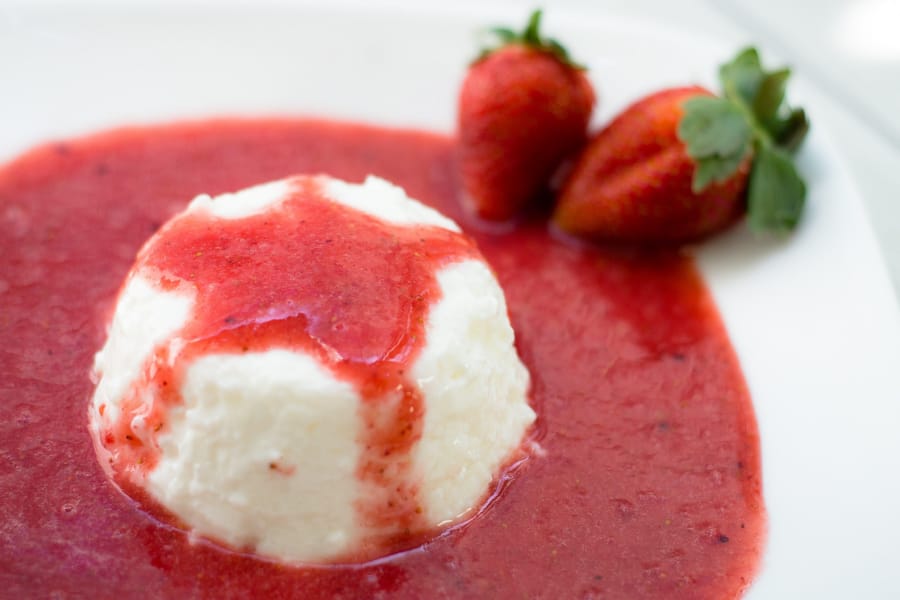 Gelatina de Yoghurt Estilo Griego con Coulis de Fresa