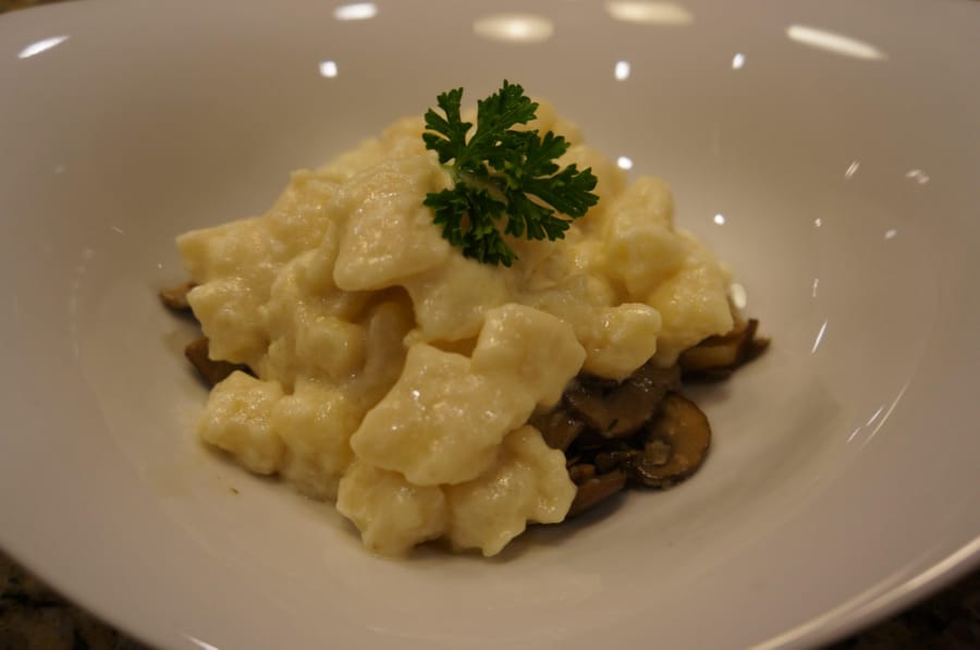 Gnocchi sobre Hongos con Salsa de Mascarpone con Rábano