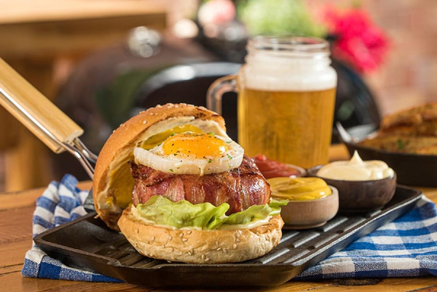 Hamburguesa a la Parrilla con Huevo Estrellado