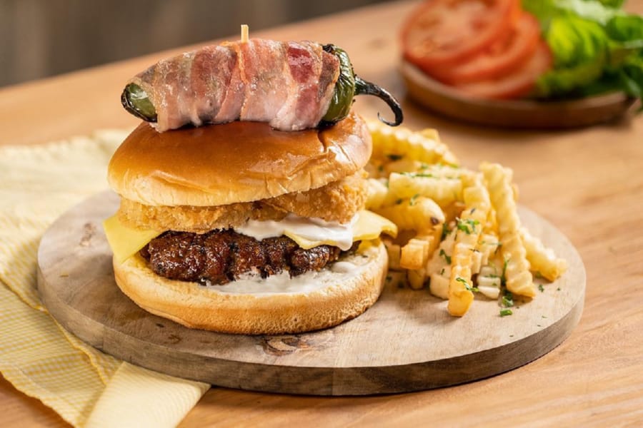 Hamburguesa con Aros de Cebolla y Chiles Toreados