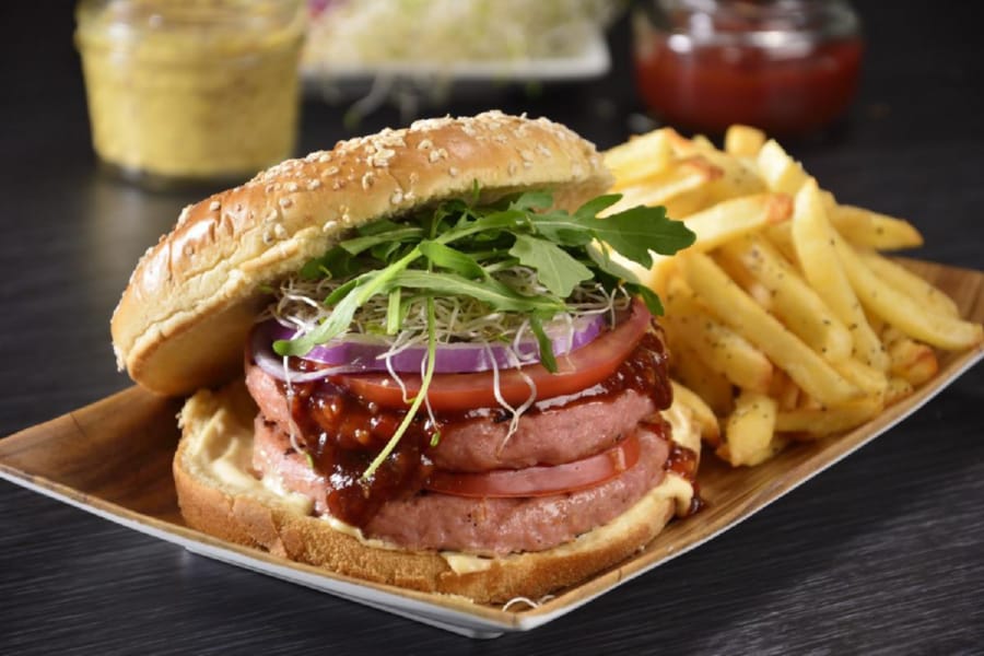 Hamburguesa de Atún con Aderezo de Chipotle y Tamarindo