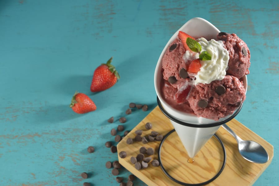 Helado de Yogurt de Fresa con Chispas de Chocolate