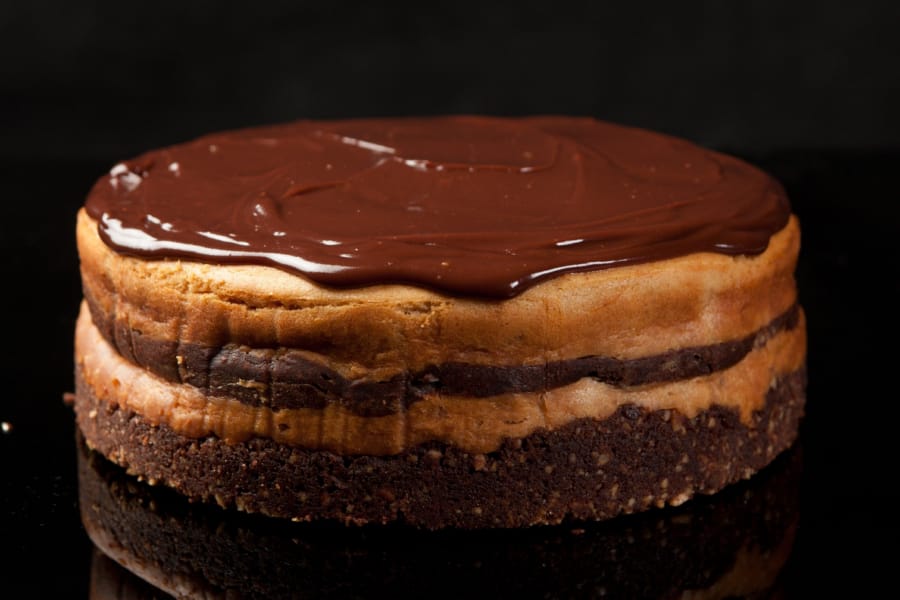 Hipnotizante Cheesecake de Chocolate y Crema de Cacahuate