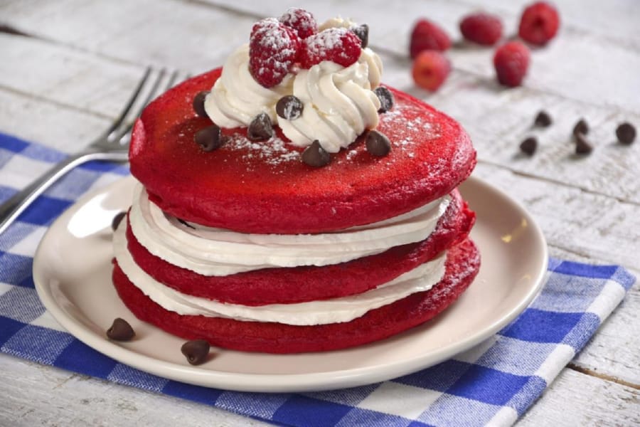 Hot Cakes Red Velvet con Betún de Queso