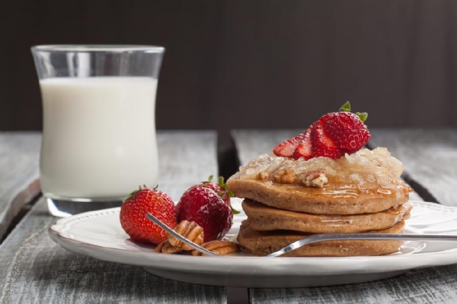 Hotcakes Integrales de Canela con Fresas al Cardamomo